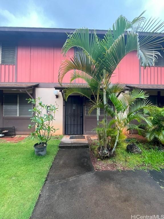 94-1436 Lanikuhana Ave Unit 467, Mililani, HI 96789 - view of exterior entry featuring a lawn and stucco siding