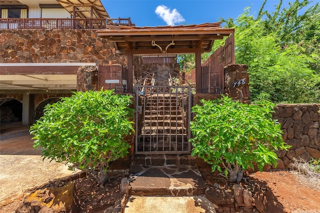 748 Ocean View Dr, Honolulu, HI 96816 - doorway to property featuring a gate