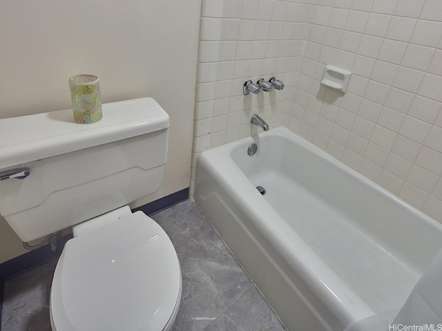 1333 Heulu St Unit 408, Honolulu, HI 96822 - full bathroom featuring toilet, a bathtub, and baseboards