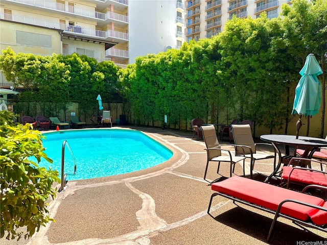 134 Kapahulu Ave Unit 707, Honolulu, HI 96815 - community pool with a patio area