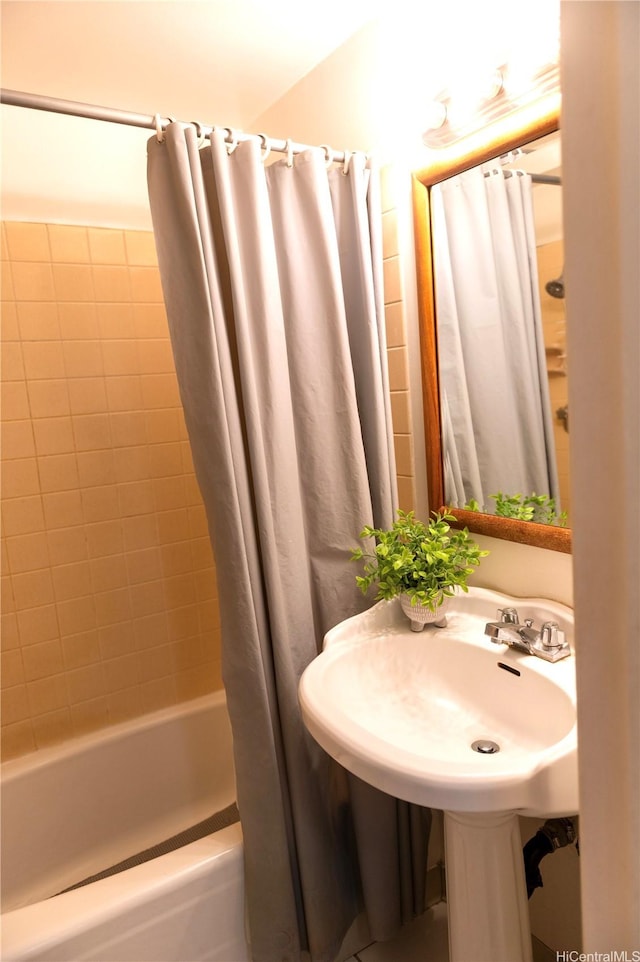 134 Kapahulu Ave Unit 707, Honolulu, HI 96815 - full bath with shower / bath combo with shower curtain