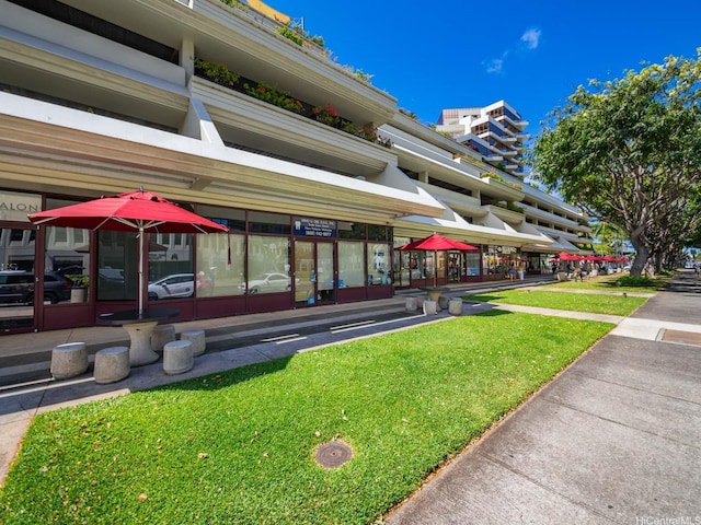 725 Kapiolani Blvd Unit 1105, Honolulu, HI 96813 - view of property's community with a lawn