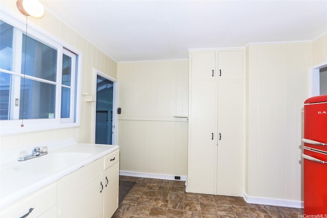 725 Kalolina Pl, Kailua, HI 96734 - bathroom featuring stone finish flooring, a sink, and baseboards
