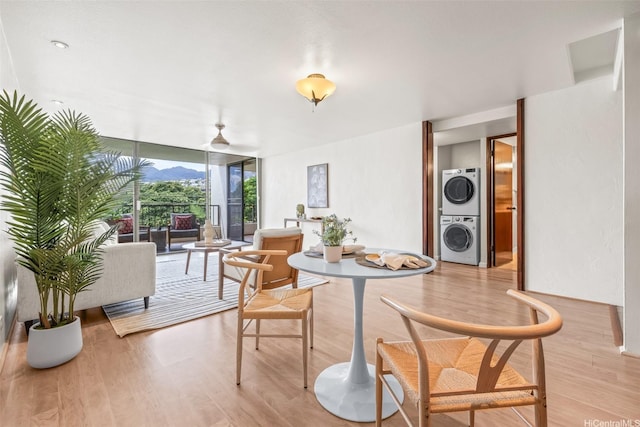 500 Lunalilo Home Rd Unit 22C, Honolulu, HI 96825 - dining room with stacked washing machine and dryer, expansive windows, and light wood-style floors