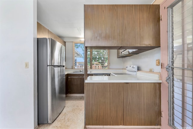 95-456 Kaelo Pl, Mililani, HI 96789 - kitchen featuring freestanding refrigerator, range, a peninsula, light countertops, and a sink