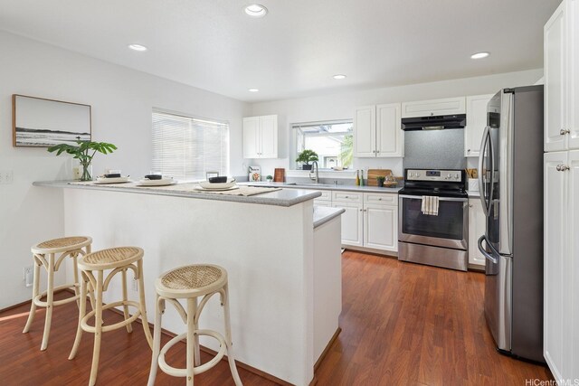 92-7049 Elele St Unit 22, Kapolei, HI 96707 - kitchen featuring appliances with stainless steel finishes, white cabinetry, a breakfast bar area, a sink, and light countertops