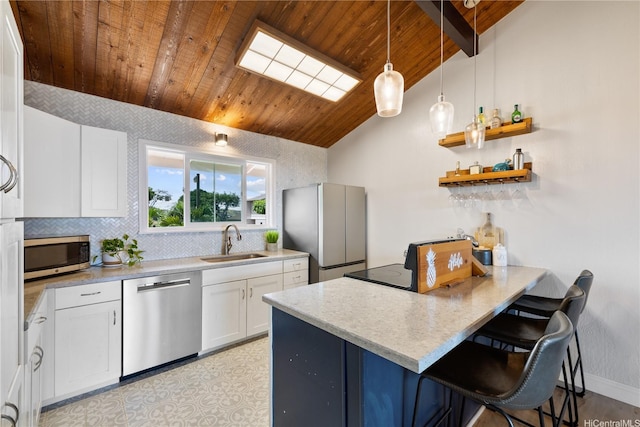 92-1041 Makakilo Dr Unit 82, Kapolei, HI 96707 - kitchen with appliances with stainless steel finishes, wood ceiling, a sink, a peninsula, and vaulted ceiling