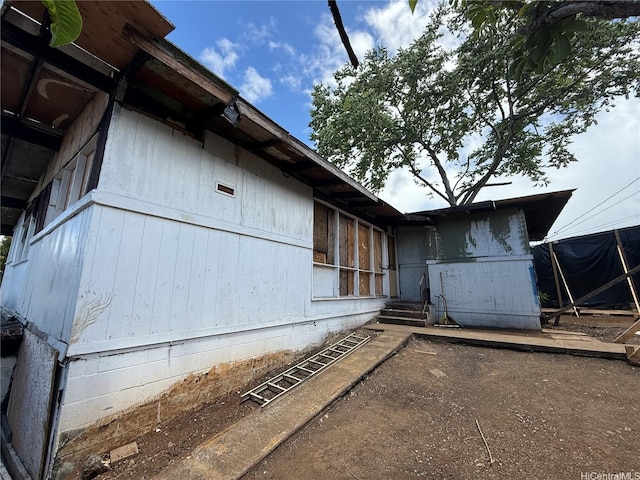 2058 Ala Mahamoe St, Honolulu, HI 96819 - view of side of home