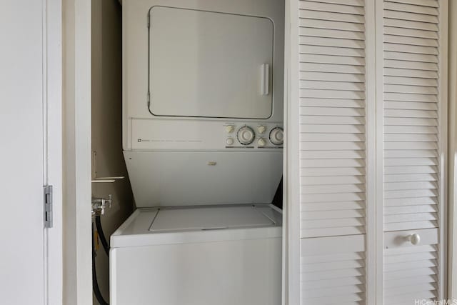 2140 Kuhio Ave Unit 1103, Nuc Honolulu, HI 96815 - laundry room featuring stacked washer and clothes dryer