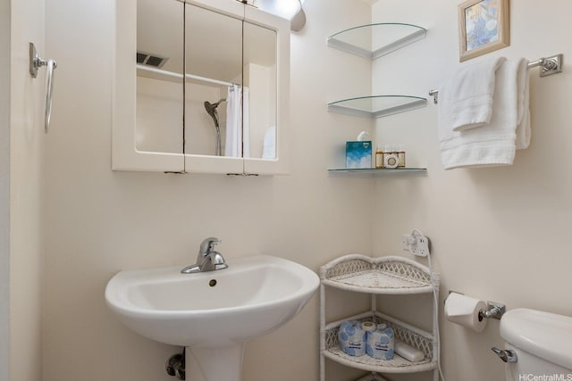 2140 Kuhio Ave Unit 1103, Nuc Honolulu, HI 96815 - bathroom with toilet, a shower with shower curtain, and a sink