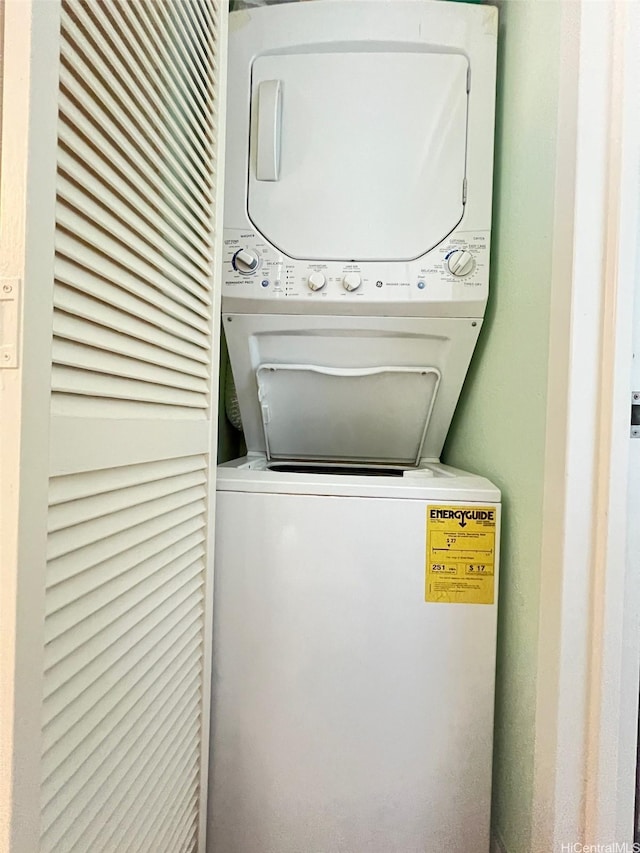 1133 Waimanu St Unit 911, Honolulu, HI 96814 - laundry room featuring estacked washer and dryer