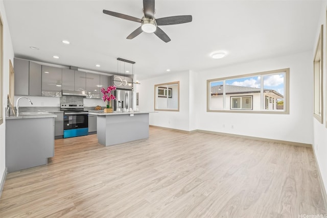 1528 Hooli Cir, Pearl City, HI 96782 - kitchen featuring stainless steel appliances, a sink, under cabinet range hood, gray cabinets, and light wood-style floors
