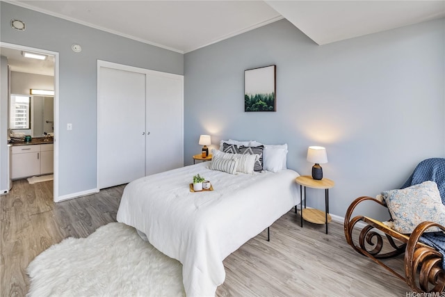 411 Hobron Ln Unit 3905, Honolulu, HI 96815 - bedroom featuring light wood-type flooring, baseboards, crown molding, a closet, and ensuite bath
