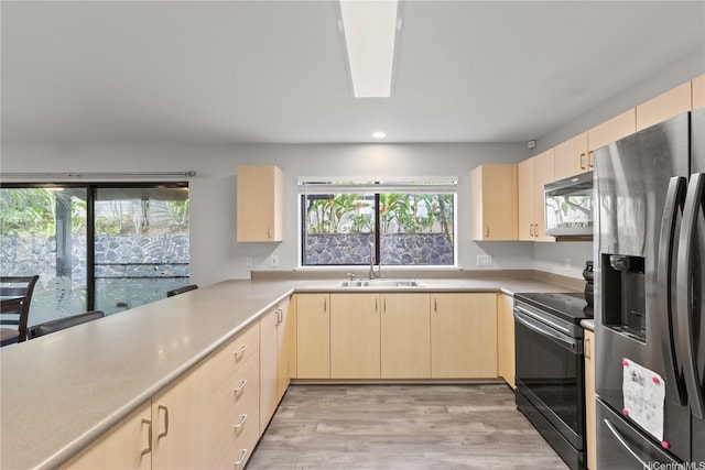 95-1039 Palamoa St Unit 107, Mililani, HI 96789 - kitchen featuring stainless steel appliances, light brown cabinetry, plenty of natural light, light wood-style floors, and recessed lighting