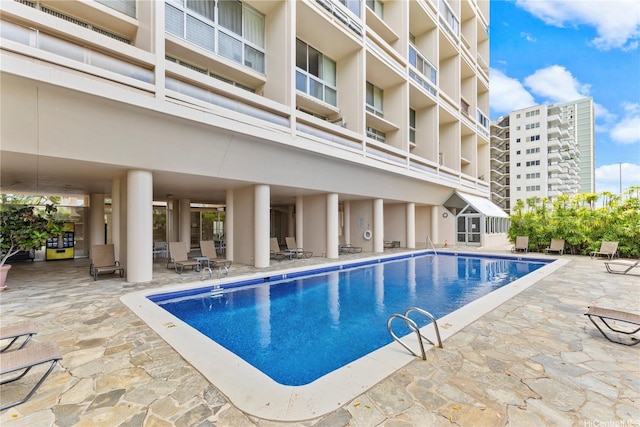 500 University Ave Unit 509, Honolulu, HI 96826 - community pool with a patio area