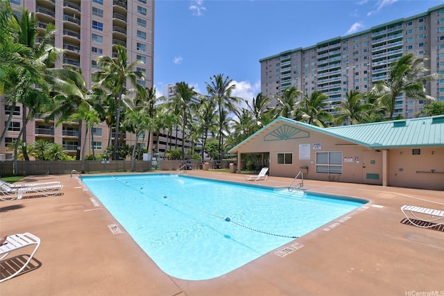 3009 Ala Makahala Pl Unit 905, Honolulu, HI 96818 - community pool with a patio area