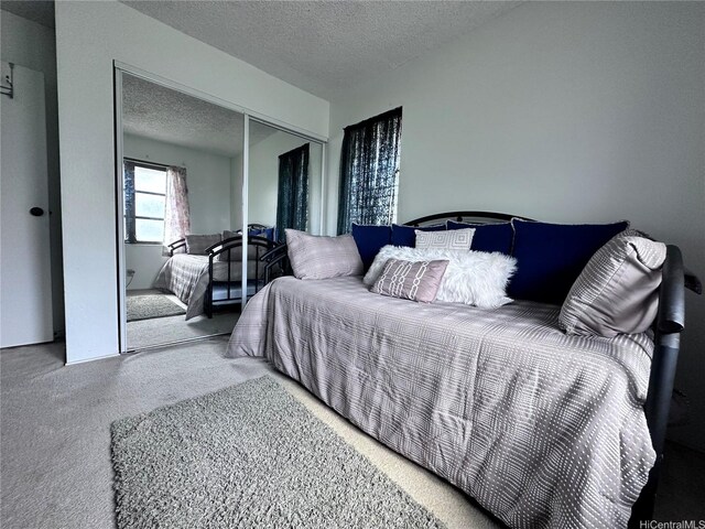 94-070 Akualele Pl, Mililani, HI 96789 - carpeted bedroom with a closet and a textured ceiling