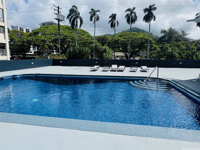 1615 Wilder Ave Unit 401, Honolulu, HI 96822 - community pool with a patio