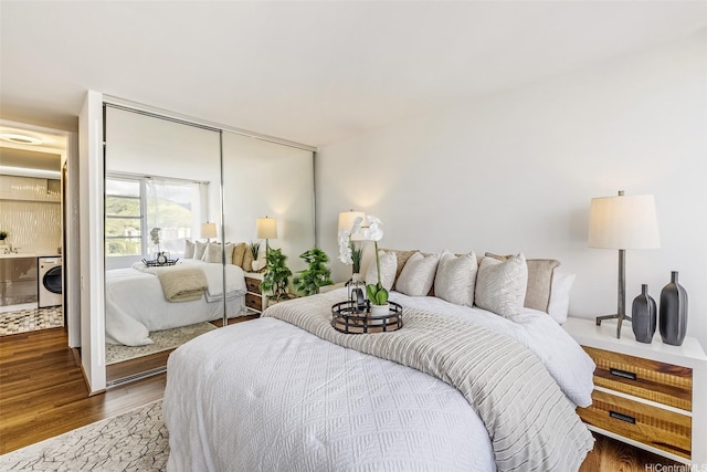 2825 S King St Unit 1403, Honolulu, HI 96826 - bedroom with washer / clothes dryer, wood finished floors, and a closet