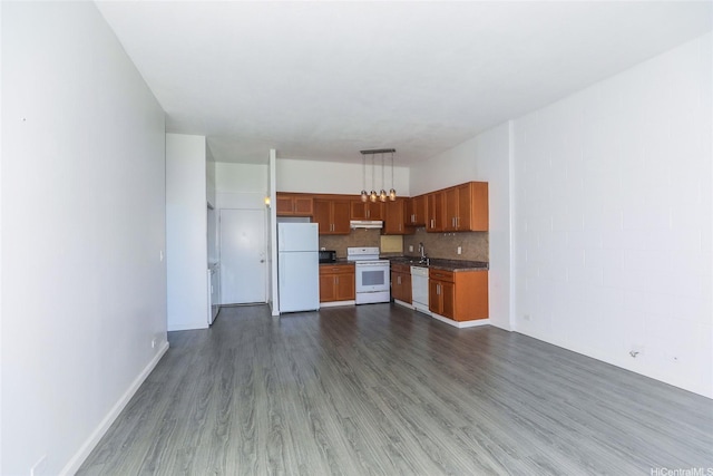 1830 Wilikina Dr Unit 1006, Wahiawa, HI 96786 - kitchen featuring white appliances, wood finished floors, under cabinet range hood, a sink, and dark countertops