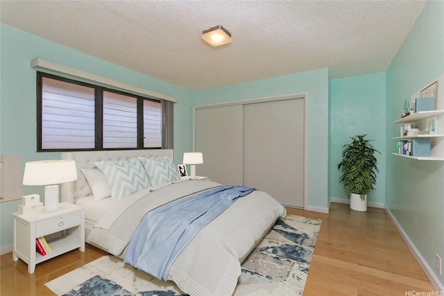 98-364 Kaonohi St Unit 11/386, Aiea, HI 96701 - bedroom with wood finished floors, a closet, and a textured ceiling
