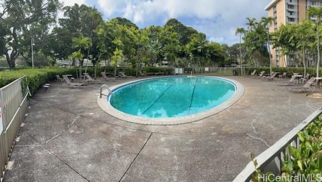 1519 Nuuanu Ave Unit 1042, Honolulu, HI 96817 - community pool with a patio area and view of scattered trees