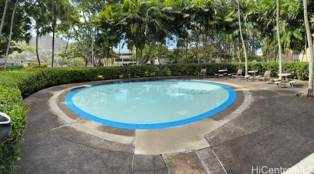 1519 Nuuanu Ave Unit 1042, Honolulu, HI 96817 - community pool with a patio area