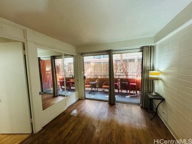417 Nohonani St Unit 311, Honolulu, HI 96815 - entryway featuring wood finished floors and a textured ceiling