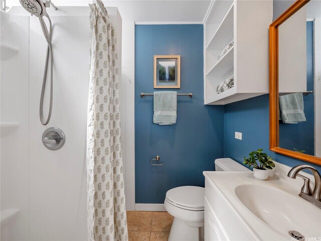 45-141A Kokokahi Pl, Kaneohe, HI 96744 - bathroom featuring toilet, a shower with curtain, vanity, tile patterned floors, and baseboards
