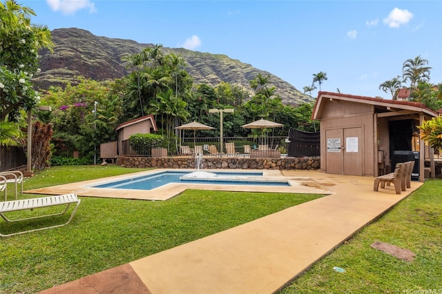 84-707 Kiana Pl Unit 107B, Waianae, HI 96792 - community pool with a mountain view, a hot tub, an outbuilding, and a patio
