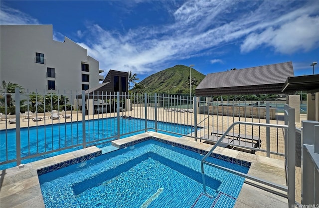 500 Lunalilo Home Rd Unit 22B, Honolulu, HI 96825 - community pool featuring a mountain view and a hot tub