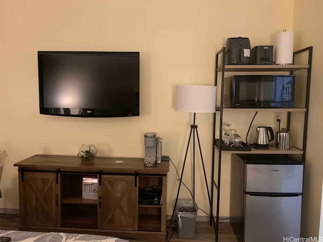 1850 Ala Moana Blvd Unit 223, Honolulu, HI 96815 - detailed view of black microwave, freestanding refrigerator, and baseboards