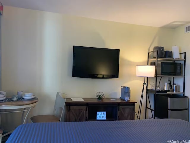 1850 Ala Moana Blvd Unit 223, Honolulu, HI 96815 - bedroom with freestanding refrigerator