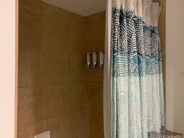 1850 Ala Moana Blvd Unit 223, Honolulu, HI 96815 - bathroom view of a shower with curtain