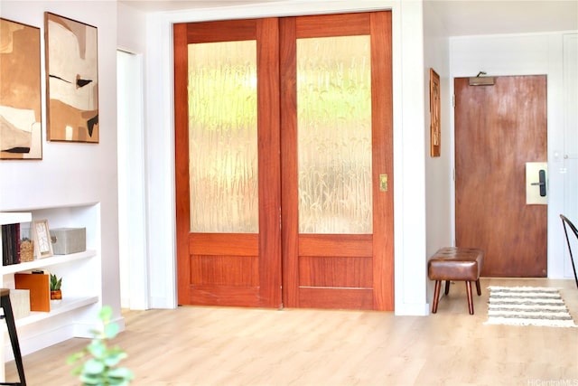 3823 Lower Honoapiilani Rd Unit 105, Lahaina, HI 96761 - foyer entrance featuring wood finished floors