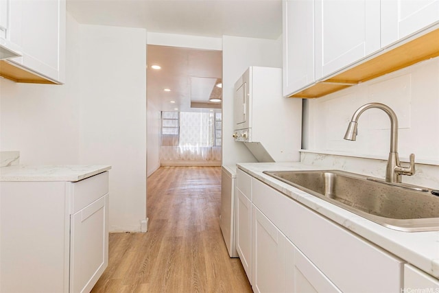 98-1040 Moanalua Rd Unit 1-201, Aiea, HI 96701 - kitchen featuring stacked washer / drying machine, a sink, light wood-style flooring, white cabinets, and recessed lighting