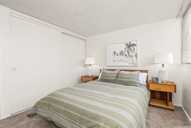 502 Captain Cook Ave Unit 301, Honolulu, HI 96813 - bedroom with carpet, concrete block wall, a closet, and a textured ceiling