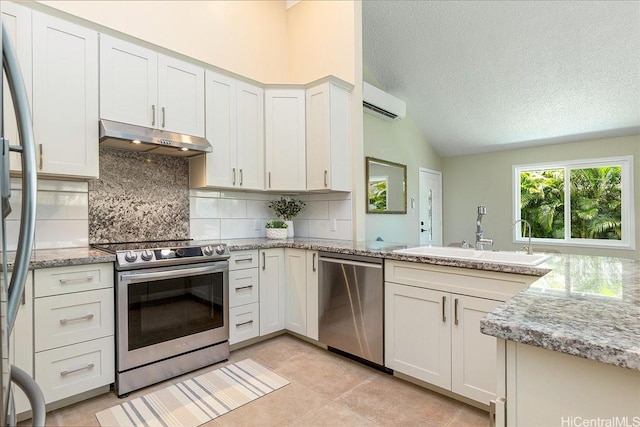 94-457 Akoa Pl, Mililani, HI 96789 - kitchen featuring stainless steel appliances, under cabinet range hood, lofted ceiling, a sink, and decorative backsplash