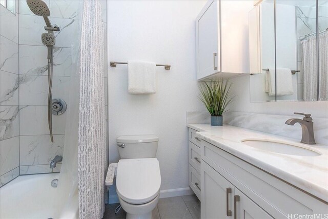 94-457 Akoa Pl, Mililani, HI 96789 - bathroom featuring vanity, toilet, shower / bath combo with shower curtain, and baseboards