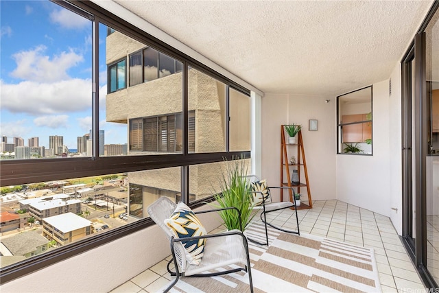1760 S Beretania St Unit 15B, Honolulu, HI 96826 - sunroom / solarium with a skyline view