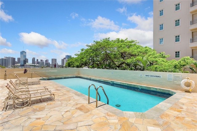 1760 S Beretania St Unit 15B, Honolulu, HI 96826 - community pool with a view of skyline