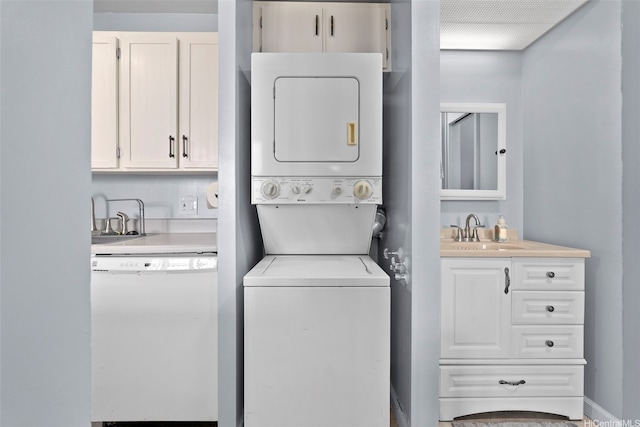 909 Ala Nanala St Unit 1401, Honolulu, HI 96818 - laundry room featuring stacked washing machine and dryer