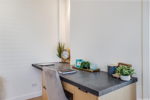2943 Kalakaua Ave Unit 606, Honolulu, HI 96815 - home office featuring built in study area