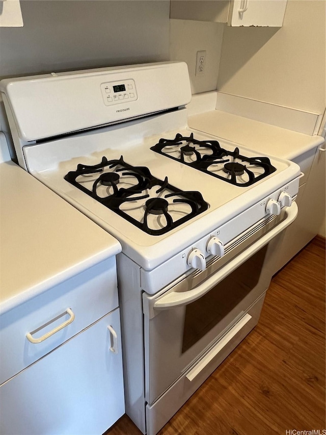 91-1059 Puamaeole St Unit 5W, Ewa Beach, HI 96706 - kitchen with white gas range oven, dark wood-style floors, and light countertops