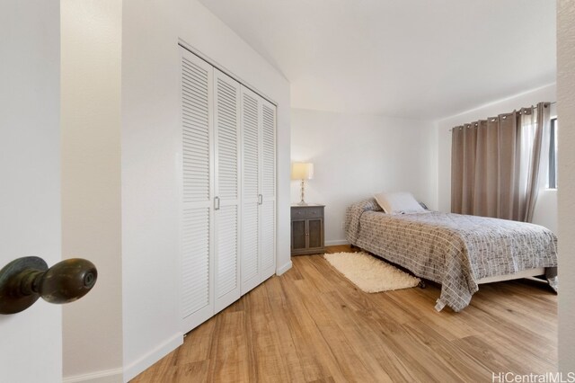 46-55 Meheanu Pl Unit 3441, Kaneohe, HI 96744 - bedroom featuring light wood-style flooring, a closet, and baseboards