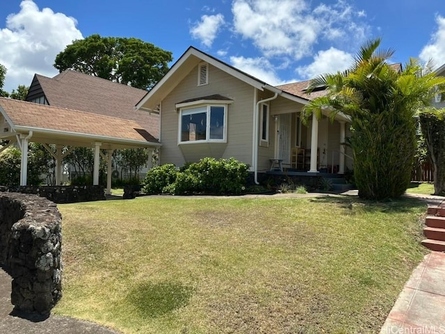 view of front of home featuring covered porch, a front lawn, and roof with shingles