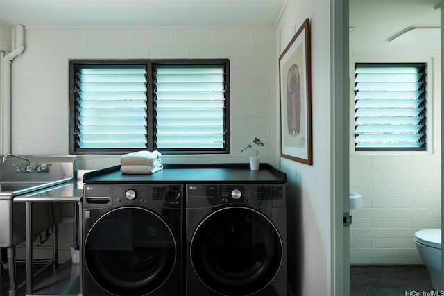 1875 Kualono St, Honolulu, HI 96817 - laundry room featuring washer and dryer