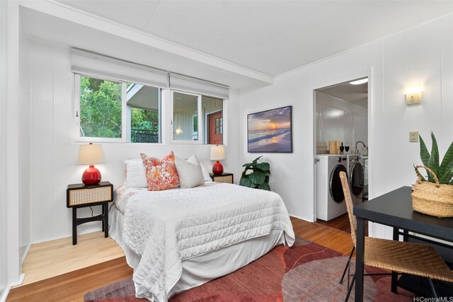 3657 Woodlawn Dr, Honolulu, HI 96822 - bedroom featuring independent washer and dryer and wood finished floors