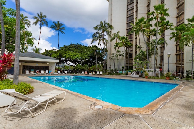 300 Wai Nani Way Unit I304, Honolulu, HI 96815 - community pool with a patio