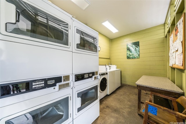 906 Lehua Ave Unit C301, Pearl City, HI 96782 - shared laundry with estacked washer and dryer, independent washer and dryer, wood walls, and dark carpet